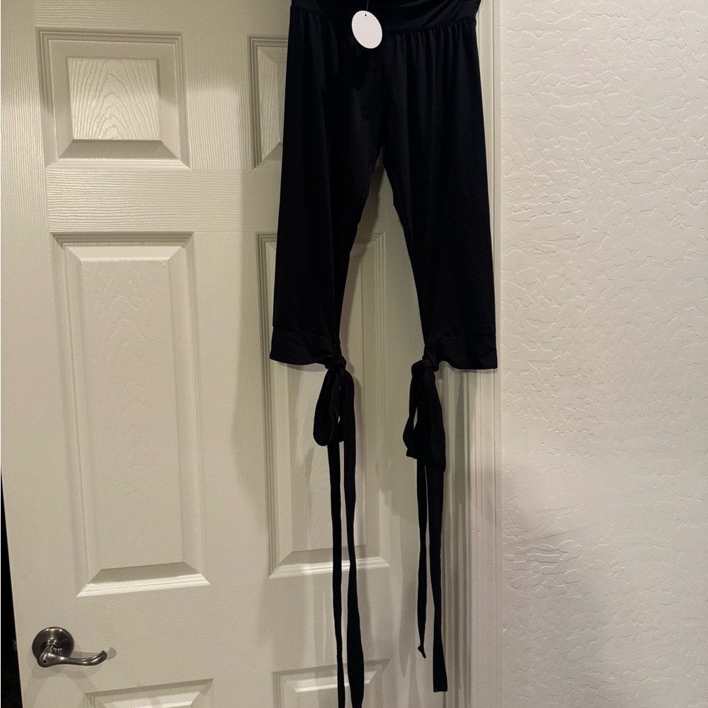 NWT SWEATY ROCKS Black Stretchy Capri Shorts Tie Medium